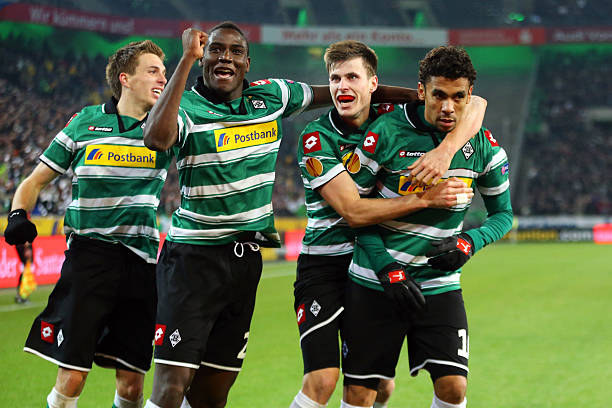 许多球迷纷 许多球迷纷